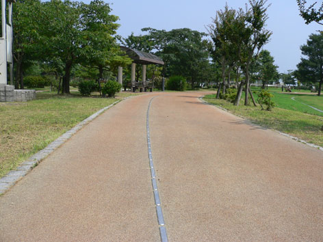 写真:園路の誘導用レール