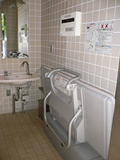写真:多目的トイレの内部。壁際には引き出して使う着替え用のベッド。大人でも使える大型サイズ