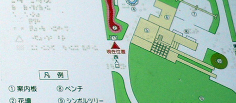 写真:案内板の小さな地図のアップ。点字や凹凸があることがわかる
