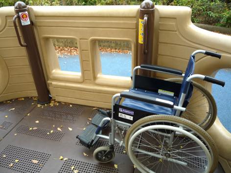 写真:車いすのまま乗り込める。壁には丸や四角の窓がいくつも開いている。