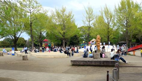 写真:遊び場の遠景。幼稚園の遠足で訪れた大勢の親子で賑わう。