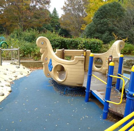 写真:2畳ほどの広さの船を模した動く遊具。築山の近くに配置されている。