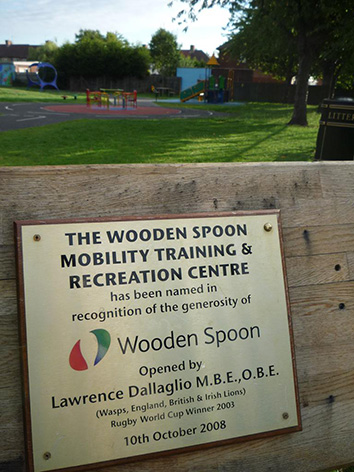 写真:公園の入口。「wooden spoon」の名を記した看板