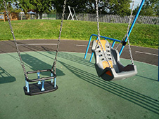 写真:幼児用のバケット型ブランコと、背もたれの付いたシート型ブランコ