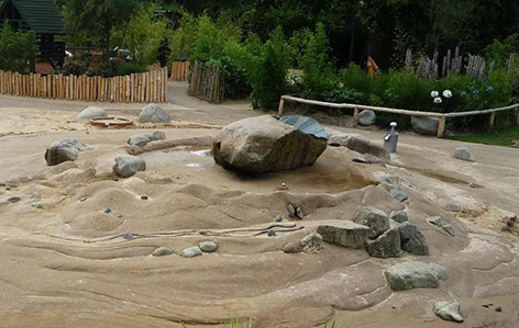 写真:水遊び場。所々に岩が置かれた小さな砂山のようだが、実際は固い地面