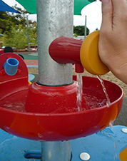 写真:水遊びテーブルの蛇口ボタン。押している間、水が流れ出る