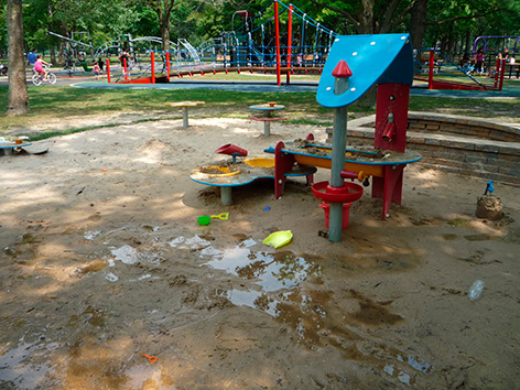 写真:水遊び場。周りは水たまりがいっぱいの泥んこ状態