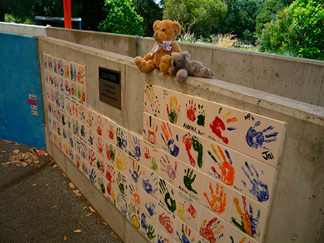 写真:お父さんが子どもたちから取り上げ、壁の上に置いたクマとコアラのぬいぐるみ。並んで子どもたちを見守っているよう。