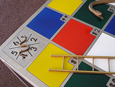 写真:1から6の数字が書かれたルーレット。小さな蛇をクルクルと回す仕掛け。