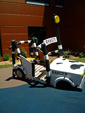 写真:レンジャーのジープを模した木製遊具。車体が斜めに傾いている。