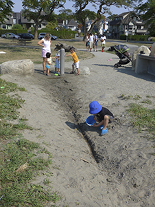 写真:水の落ちる先は土の地面。子どもが掘ったまっすぐな溝に沿って流れるが、とちゅうで土にしみ込んでしまう。