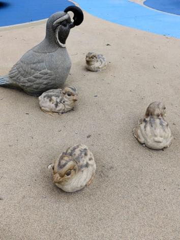写真:地面に水鳥の親子のオブジェ。