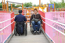 写真:幅の広いスロープですれ違う車いすの検証者二人