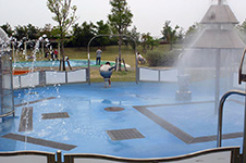 写真:水遊び場。水の噴き出る仕掛けが点在している