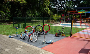 写真:子ども用の自転車置き場に、大きな輪の形をした自転車ラックが3つ。
