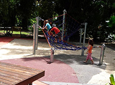 写真:長いネットが張られた遊具に、次々と挑む子どもたち